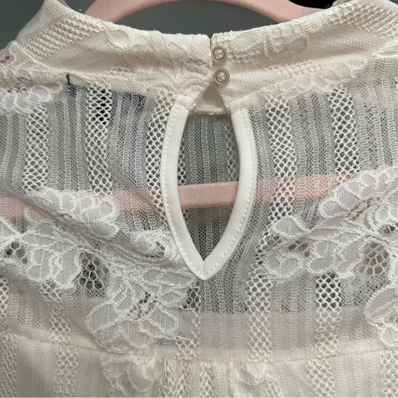 ▫️donated White High Neck Lace Top - Picture 9 of 10
